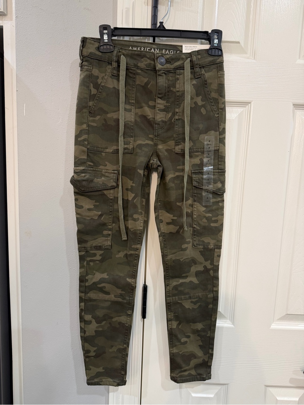 American Eagle Women’s super high rise Olive Camo Cargo crop legging Sz 4